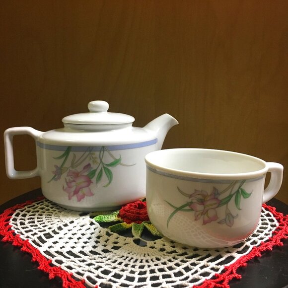 Japanese Porcelain Tea For One Lily Teapot with Cup - Picture 2 of 13